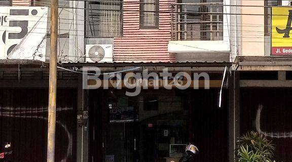 RUKO 2LT PINGGIR JALAN RAYA DEKAT GEDUNG JEC 1