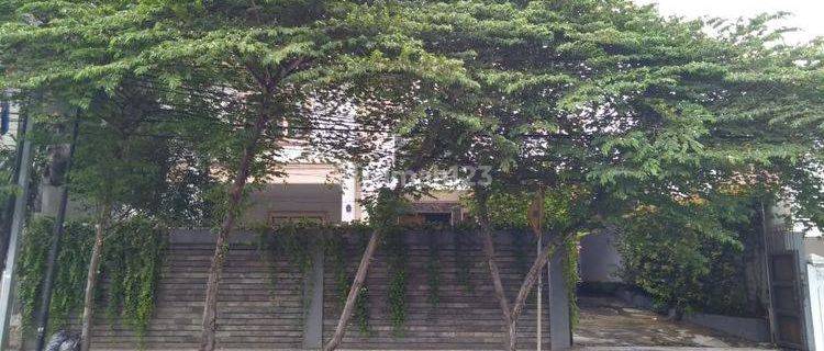 Gedung 3 lantai di menteng 1