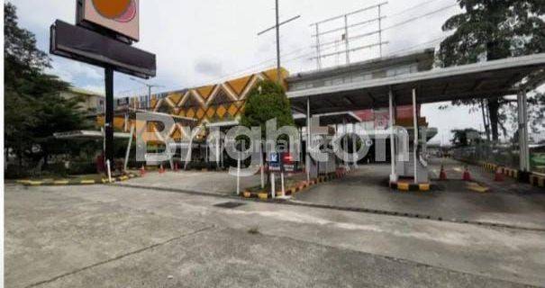 gedung strategies dipinggir jalan dan bekas Mall Giant 1