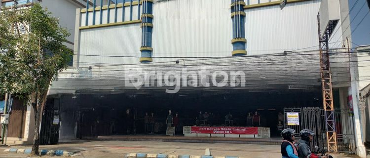 ROWLING SHOPHOUSE SPACIOUS IN THE CENTER OF TULUNGAGUNG CITY 1