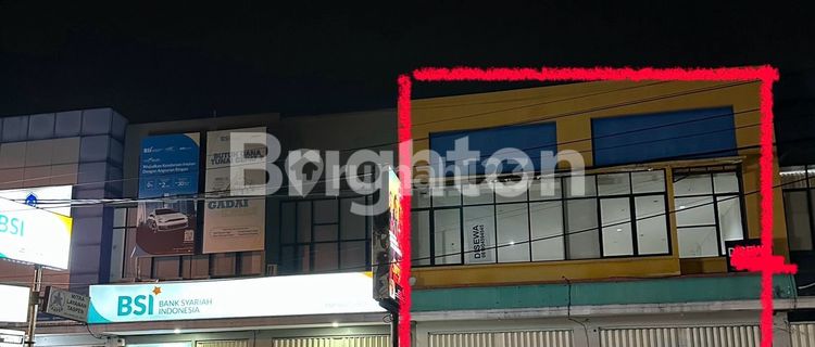 READY-TO-USE SHOPHOUSE!! SINGLE GATE PARKING SYSTEM!! MAIN ROAD IN NUSUKAN!! THE MOST SOUGHT-AFTER LOCATION!! IN THE SAME COMPLEX AS BNI AND MANDIRI BANKS!! FOUR-CAR WIDE STREET FRONTAGE!! RARE!! 1