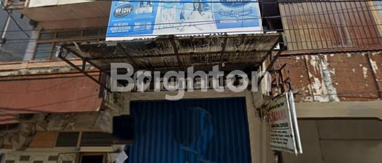 2-STORY SHOPHOUSE IN A STRATEGIC LOCATION IN CENTRAL SEMARANG. CLOSE TO THE MARKET, OFFICES, AND ALWAYS BUSY. 1