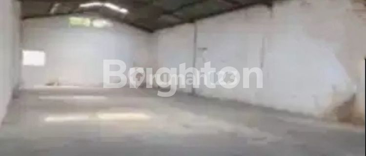 WAREHOUSE ON THE SIDE OF A MAIN ROAD 1