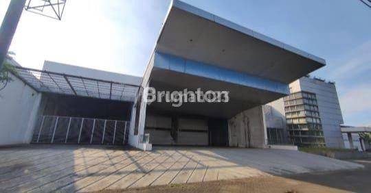 GEDUNG BEKAS SHOWROOM MOBIL TAMAN SEPANJANG 1