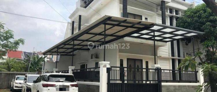 Dijual Rumah Hook 3 Lantai di Perum BCS Kelapa Gading Jakarta Utara 1