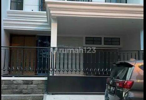 Dijual Rumah baru bergaya American Classic di Araya 2 Surabaya 1