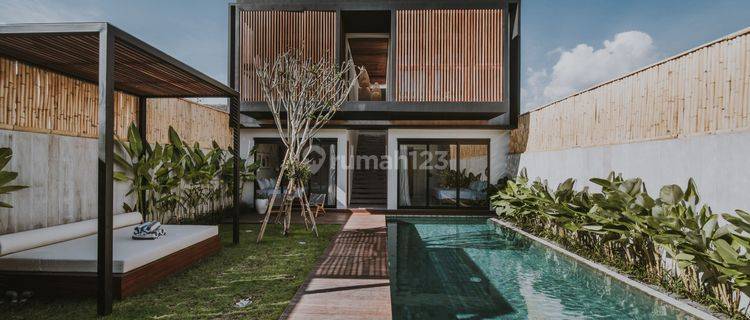 MONTHLY 4BR VILLA 5 MIN WALK TO BERAWA BEACH CANGGU ENCLOSED LIVING ROOM 1