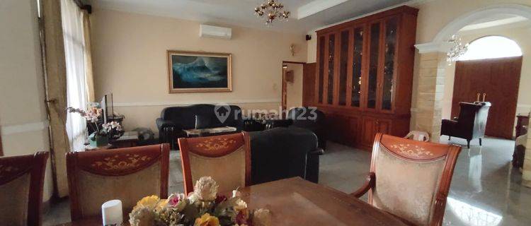 Rumah 3 Lantai Bagus Semi Furnished Sertifikat Hak Milik di Jalan Pejompongan Baru, Jakarta Pusat 1