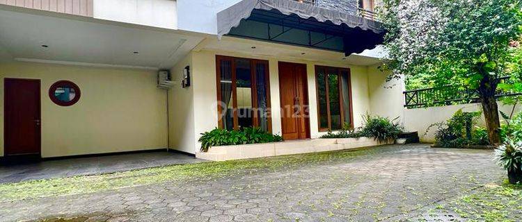 Townhouse dengan Private Pool Strategis Dekat Toll   1