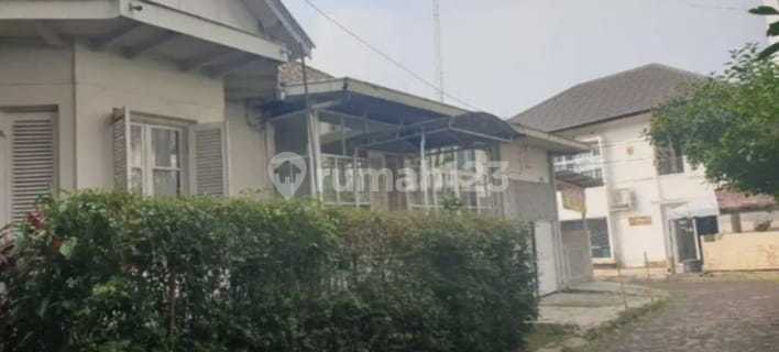 Rarely found, a Dutch house on Dago's main road. 1