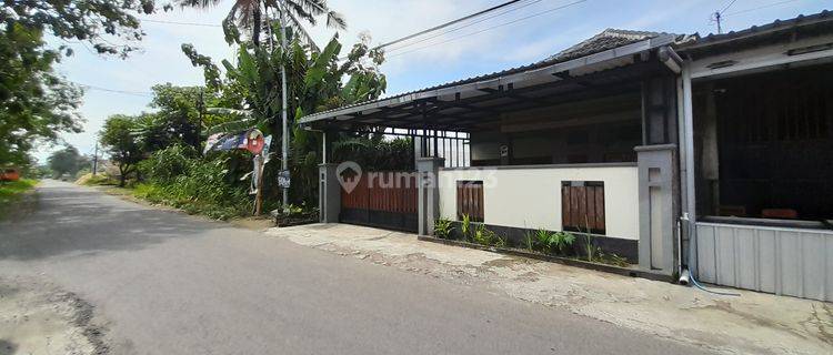 RUMAH STRATEGIS PINGGIR JALAN ASPAL DAN LUAS COCOK UNTUK USAHA  APA SAJA DI DEKAT LAPANGAN POTORONO 1