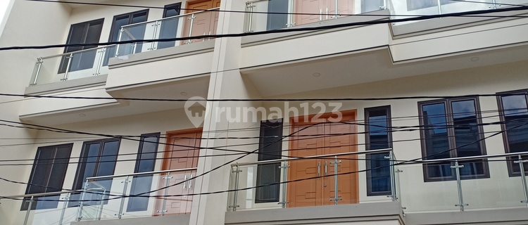 Taman Ratu, Rumah baru 3 lantai full uk. 6 x 16, hadap Utara, jalan 2 mobil 1