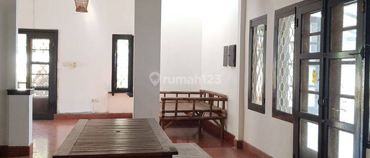 Rumah Sewa 2 Lantai , Semi Furnished , Shm, Lokasi Strategis , Tenang , Menteng Jakarta Pusat  1