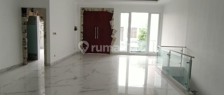 Puri Indah. Jakarta Barat. Rumah 3½ Lantai. Bagus Dan Rapih. Turun Harga Dari 10m Jadi 9m Nego 1