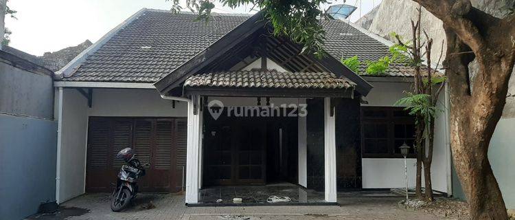 DIKONTRAKAN RUMAH DENGAN HALAMAN LUAS DITENGAH KOTA SOLO 1