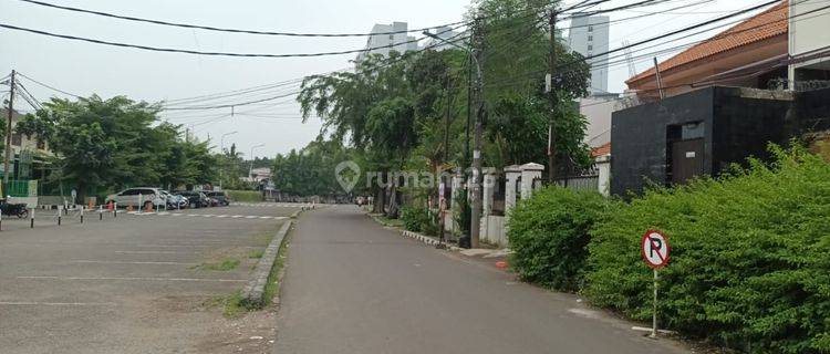 Strategis rumah lama Jalan Karmel Raya, Kebon Jeruk, Jakarta Barat 1