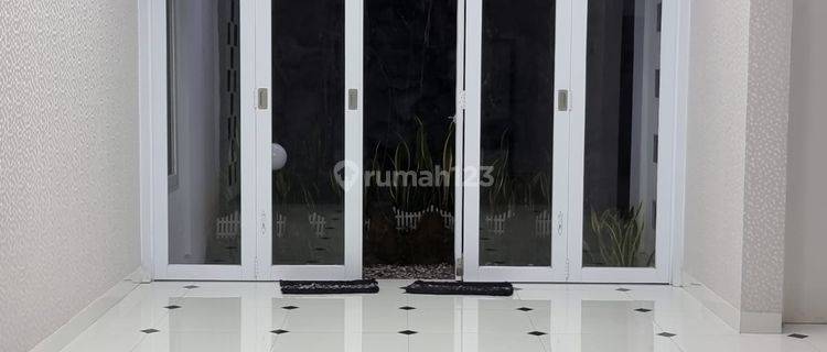 Rumah Baru Semi Furnished Sertifikat Hak Milik di Batununggal, Bandung 1