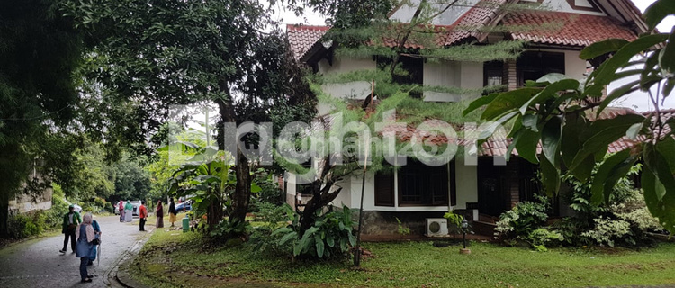 RUMAH MEWAH 2 LANTAI POSISI DI HOEK 1