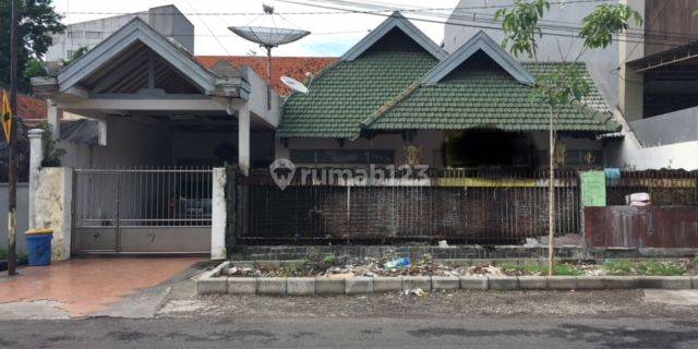 Langka! Rumah pusat Kota Surabaya cocok untuk usaha di jalan Anjasmoro 1