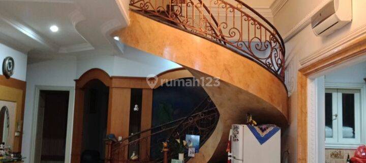 RUMAH CANTIK SEMI FURNISHED DI AMPASIT 1