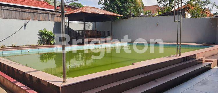 RUMAH SATU LANTAI KOLAM RENANG DI KAWASAN PERUMAHAN PUPUK 1