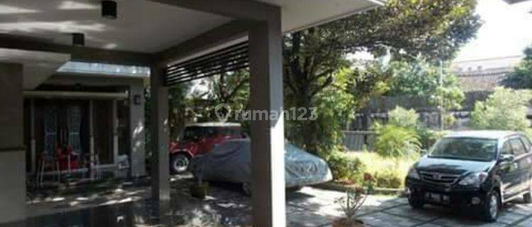 Rumah mewah dengan kolam renang di laweyan solo 1