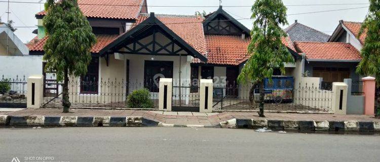 Rumah di Pinggir Jalan Utama Pekalongan Jawa Tengah 1