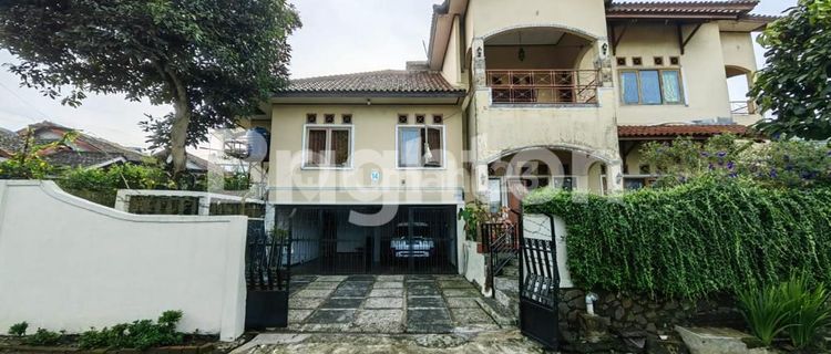 Rumah Luas dengan Kolam di Sukabumi, Jawa Barat 1