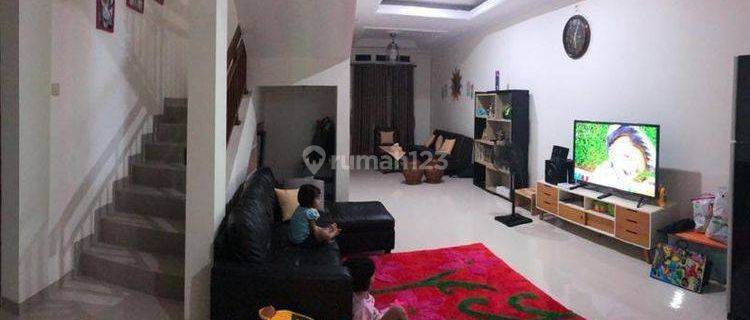 Rumah 2 Lantai Bagus Sekali SHM di Taman Royal, Tangerang 1