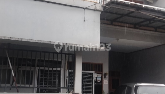 Two-Story House in a Strategic Location Close to Schools and Offices 1