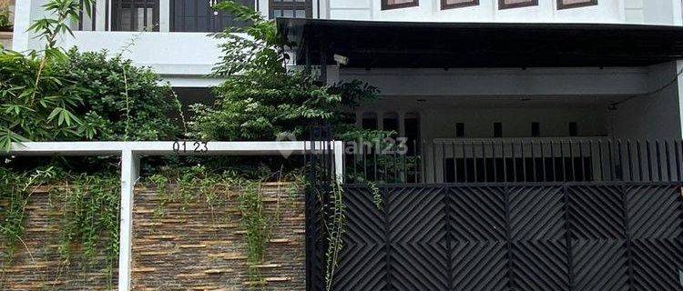 Rumah bagus SHM luas 210 di duren sawit terawat tanpa perbaikan jalan besar bebas banjir mudah akses nya ada taman dibelakang dan depan  1