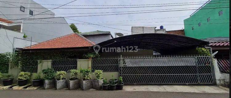 Rumah strategis di jatinegara jalan lebar 3 mobil siap huni 1