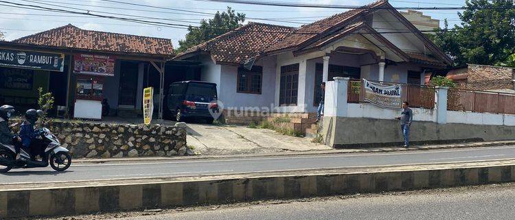 Rumah Pinggir Jalan  Utama Pramuka 1