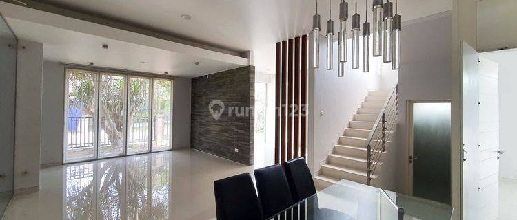Rumah Citraland di Woodland Surabaya Barat, Minimalis, 2 Lantai, Semi Furnished, Hook/Pojokan, siap huni 1