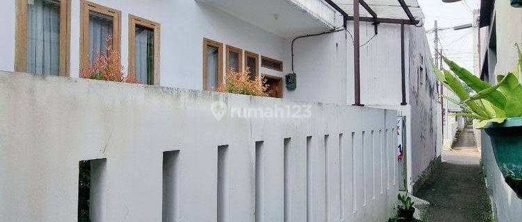 Dijual Murah dan Cepat, Rumah 3 Lantai Semi Furnished di Sayap Pajajaran 1