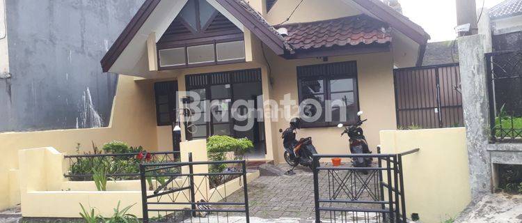 RUMAH NYAMAN HADAP TAMAN DAN TANAH LUAS TAMAN YASMIN 1