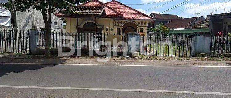 Rumah pinggir jalan raya depan alfamart 500 m dari  alun alun Batu 1