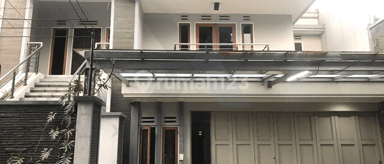 For Sale 2-Story House in Singgasana Pradana Housing Complex 1