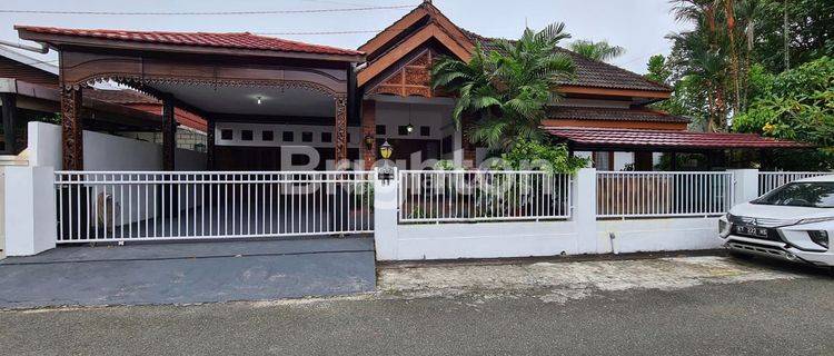 RUMAH MEWAH FULL FURNISH DENGAN KOLAM RENANG DI PUPUK 1