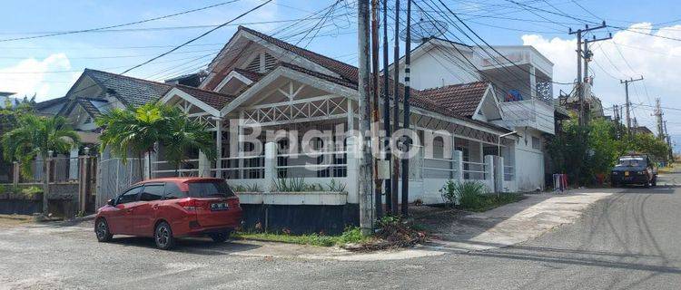 rumah sultan posisi dihook dikawasan Uniba 1