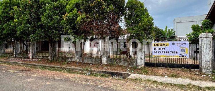 RUMAH DENGAN TANAH LUAS DI PUSAT KOTA AREA KM 9 1