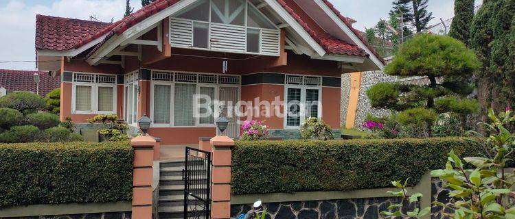 Villa satu lantai semi furnished di daerah sejuk dengan view cantik di Puncak samping istana Cipanas 1