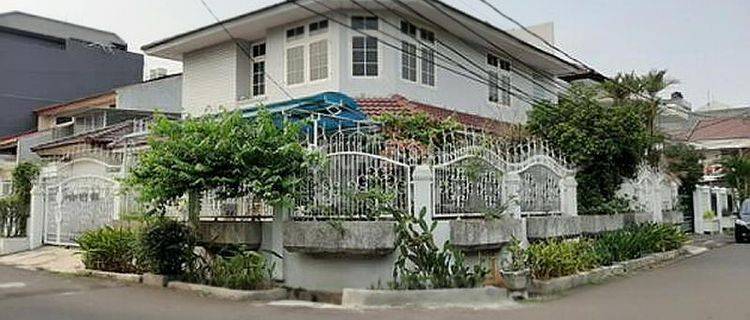 Rumah Hoek Bagus Depan Taman @ Taman Kedoya Baru - Jakarta Barat 1