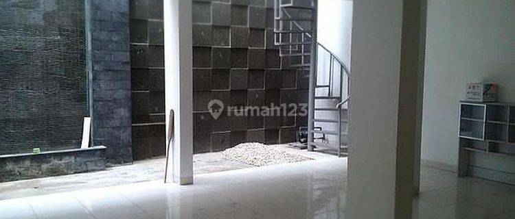 Disewakan Rumah 2 lantai siap huni di Green Garden 1