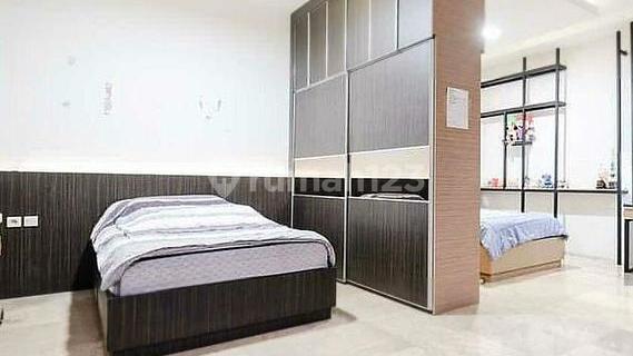 Rumah Luas, Asri dan Murah 1,5 Lantai di Intercon (Taman Kebon Jeruk) 1