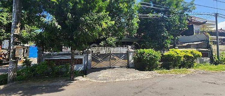 spacious house, corner position with access to 2 roads, in the Gatsu area, Denpasar. Also suitable for d 1