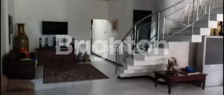 HOUSE NEAR THE HIGHWAY 1