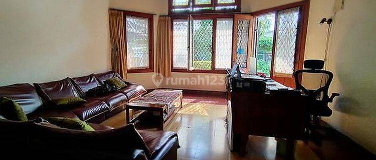 Rumah luas dan nyaman semi furnished di sayap Riau 1