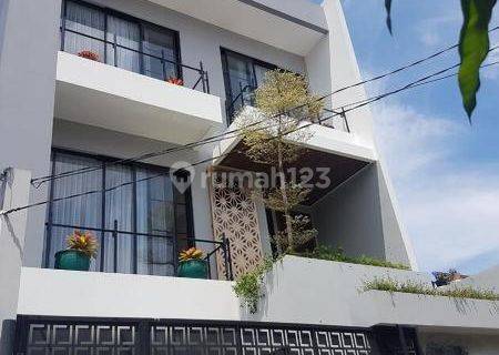 Dijual Rumah 3 Lantai di Komplek Puri Indah 1