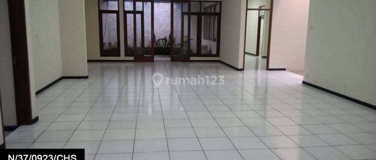 Rumah Bagus Dengan Taman Depan Di Batununggal Permai 1